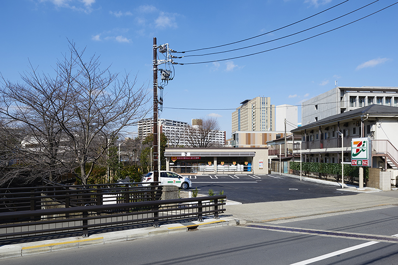 ロードサイド店舗　土地活用事例　セブンイレブン石神井川にかかる橋から店舗への眺め