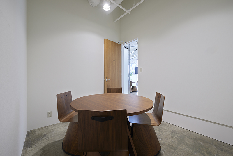 面談室３家具はテーブルがarflex　MEDUSA　1200φブラックウォールナット。チェアはinter　office　Claccic　Con　Venus　ウォールナットです