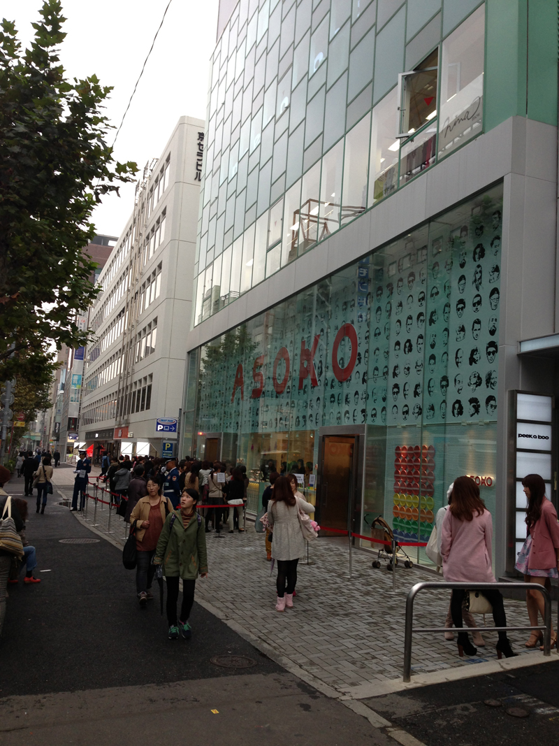 ASOKO 原宿店 大盛況 行列です。