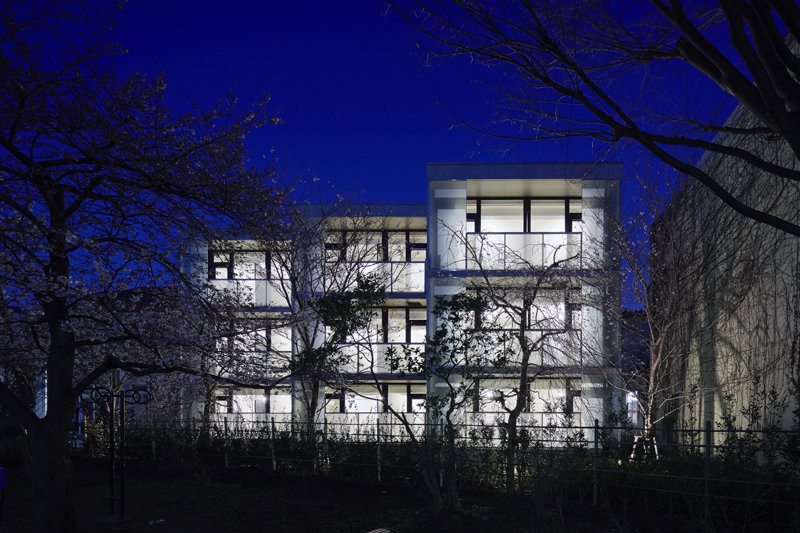 デザイナーズマンション集合住宅夜景