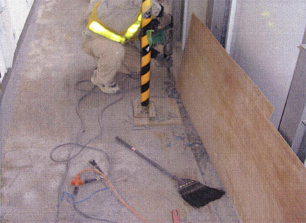 下地補修工事　廊下　床排水溝　水勾配不陸部分ハツリ状況