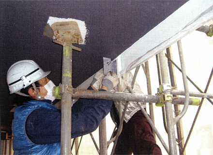 金属工事　各階廊下手摺　パネル取付（下がり壁部分）高ナット締付け施工状況