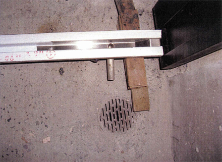 鋼製建具工事　サブエントランス自動ドア　敷居溝水抜きパイプ施工状況
