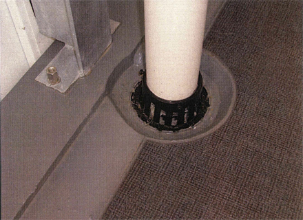 金属工事　各階廊下床排水溝　ドレイン金物取付状況　（水はね防止金物付き）