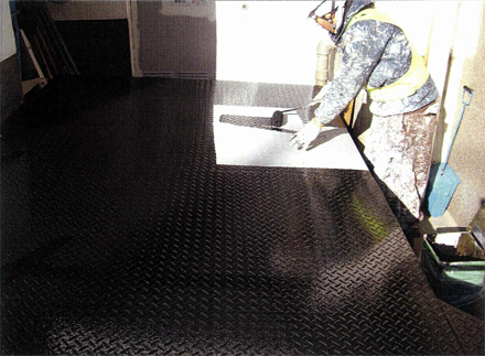 塗装工事　エントランス脇　駐車パレット塗装状況