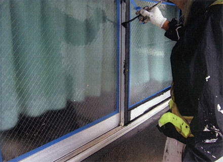塗装工事　1階外壁　管理人室腰窓　アルミサッシ塗装状況