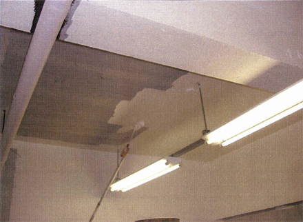 塗装工事　1階テナント壁天井　塗装状況