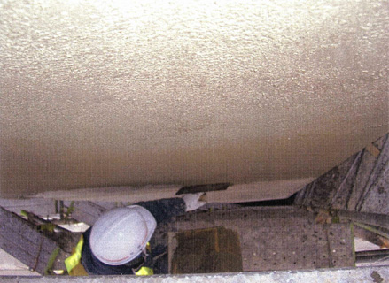 左官工事　エレベーター/階段室外壁　外壁タイル剥し後　塗装下地不陸調整　下塗り状況
