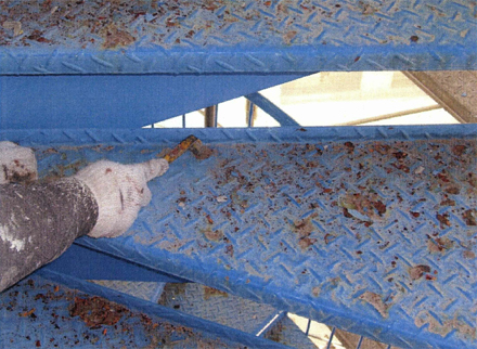 塗装工事　鉄骨螺旋階段　浮き・剥がれケレン　施工状況
