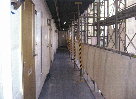 仮設工事　各階廊下躯体手摺　支柱取付後養生シート張り　施工状況