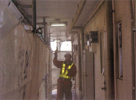 下地補修工事　廊下下地補修前　高圧洗浄作業状況