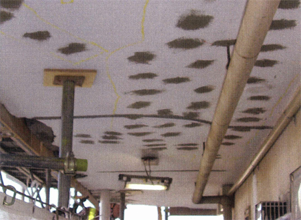 下地補修工事　廊下天井　モルタル浮き部分補修状況　（エポキシ樹脂注入）