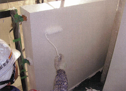 塗装工事　バルコニー手摺壁　塗装ローラー塗り施工状況