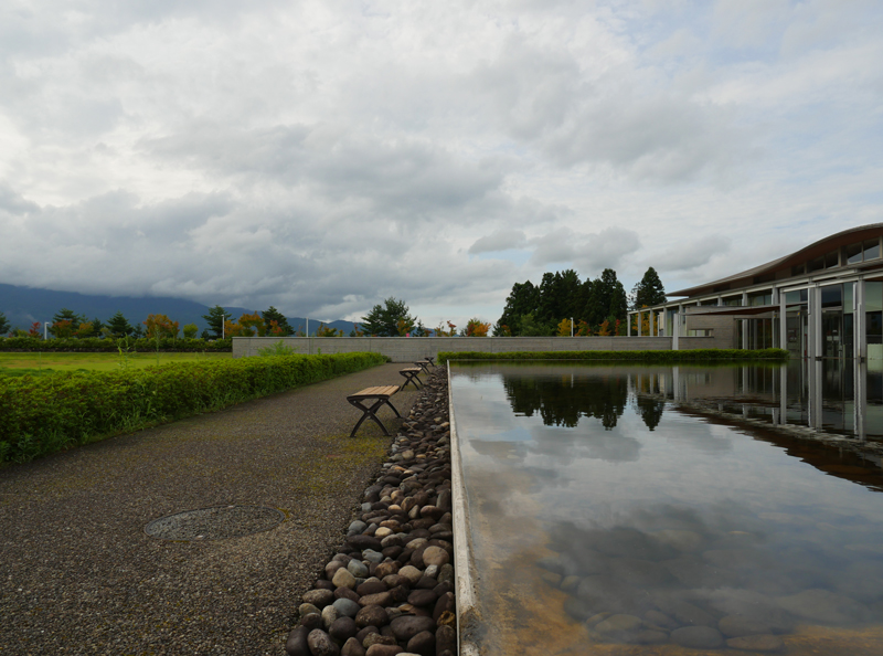 片岡直樹の建もの探訪｜ゑしんの里記念館　水盤と外構