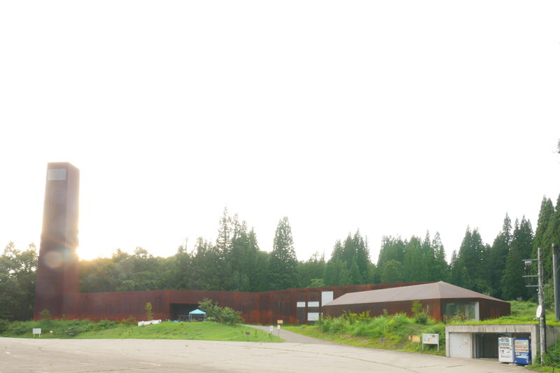 片岡直樹の建もの探訪｜越後松之山「森の学校」キョロロ