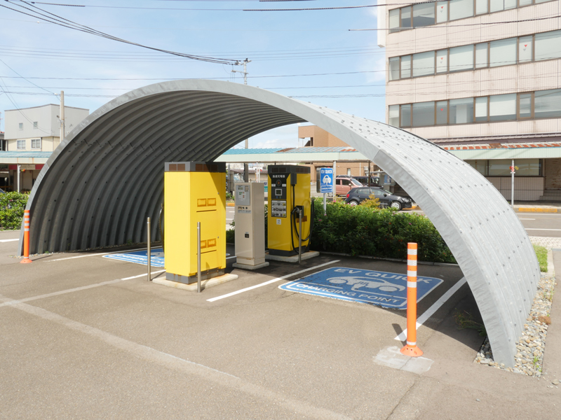 片岡直樹の建もの探訪｜ブルボン本社ビル　コルゲート鋼板