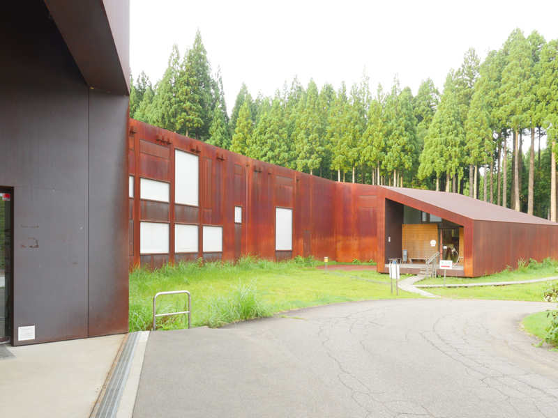 片岡直樹の建もの探訪｜越後松之山「森の学校」キョロロ