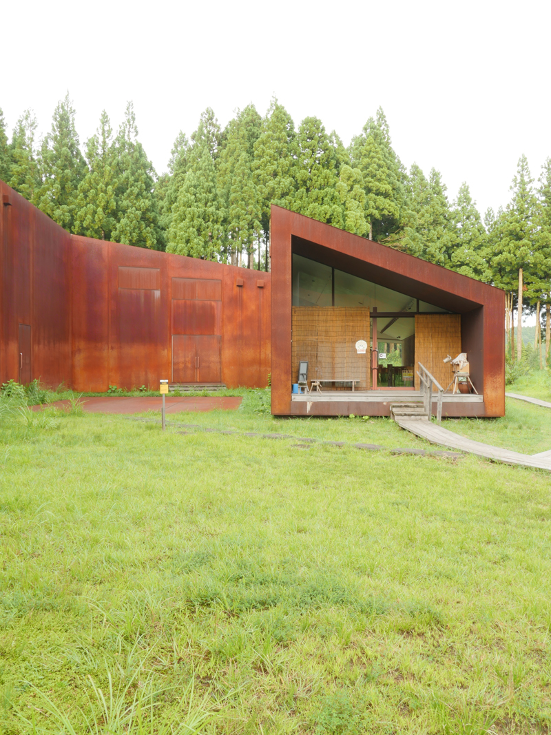 片岡直樹の建もの探訪｜越後松之山「森の学校」キョロロ