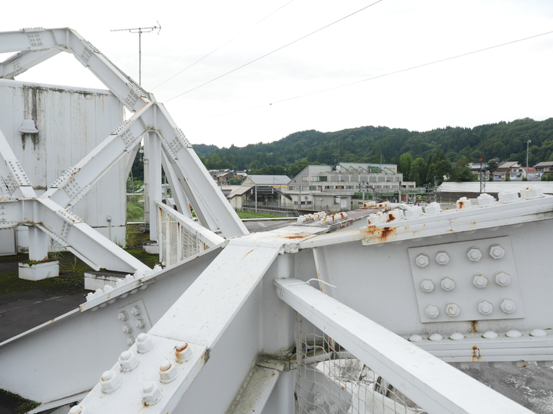 片岡直樹の建もの探訪｜まつだい「農舞台」屋上鉄骨フレーム