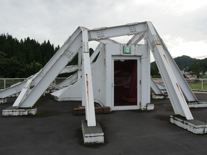 片岡直樹の建もの探訪｜まつだい「農舞台」屋上階段棟屋