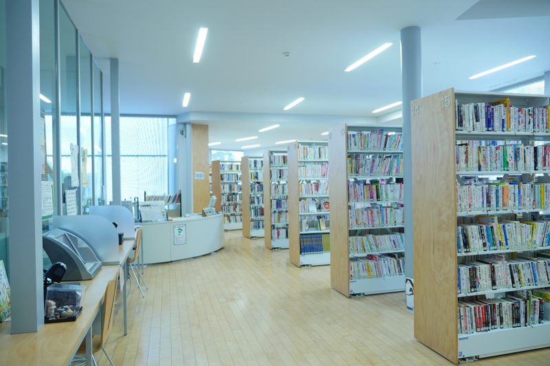 なかまちテラス 小平市立仲町公民館・仲町図書館3階読書ラウンジ