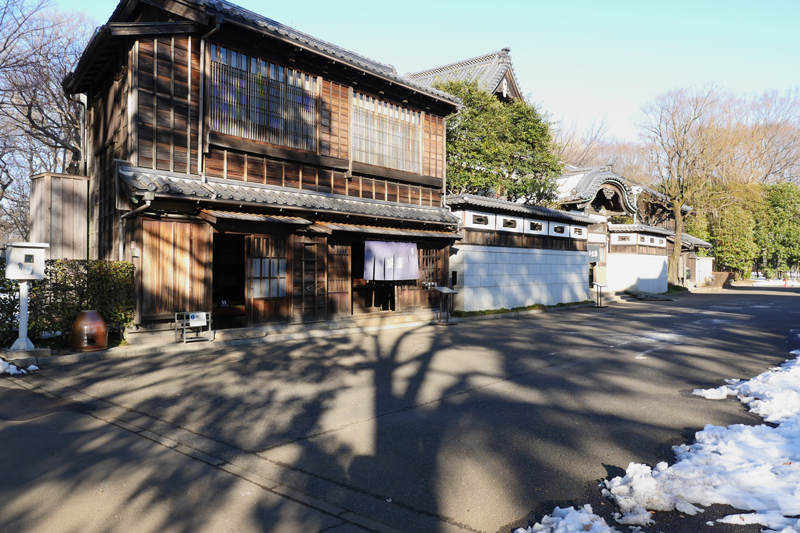 鍵屋（居酒屋）（かぎや）｜江戸東京たてもの園 1856年（安政3） 台東区下谷二丁目 台東区下谷の言問通りにあった居酒屋です。 震災・戦災をまぬがれた鍵屋は、1856年（安政3）に建てられたと伝えられています。 建物と店内は1970年（昭和45）頃の姿に復元しています。