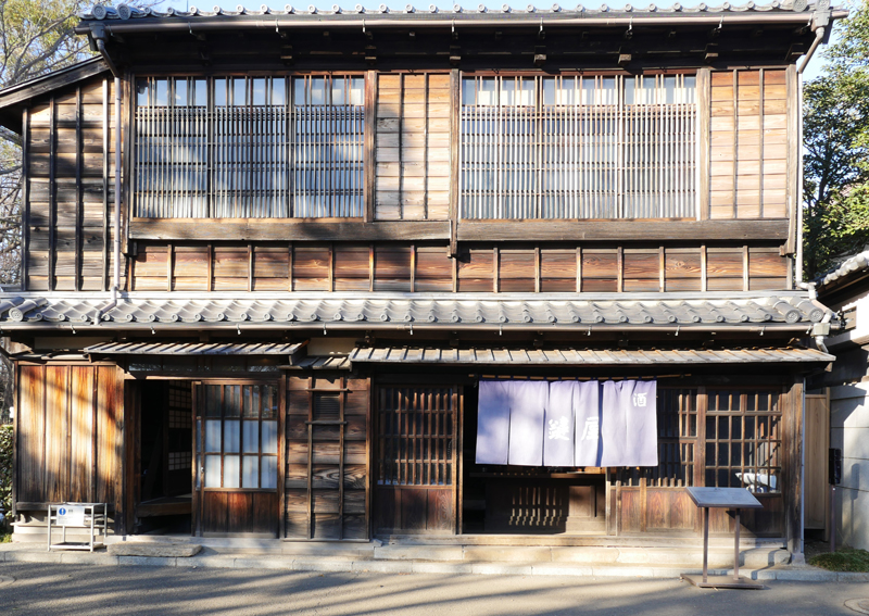 鍵屋（居酒屋）（かぎや）｜江戸東京たてもの園 1856年（安政3） 台東区下谷二丁目 台東区下谷の言問通りにあった居酒屋です。 震災・戦災をまぬがれた鍵屋は、1856年（安政3）に建てられたと伝えられています。 建物と店内は1970年（昭和45）頃の姿に復元しています。