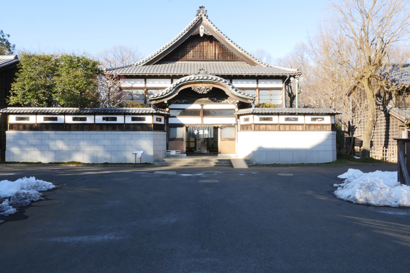 子宝湯（こだからゆ）｜江戸東京たてもの園 1929年（昭和4） 足立区千住元町 東京の銭湯を代表する建物です。神社仏閣を思わせる大型の唐破風（からはふ）や、玄関上の七福神の彫刻、脱衣所の折上格天井など贅（ぜい）をつくした造りとなっています。