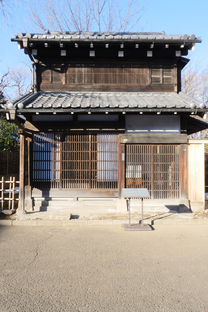 仕立屋(したてや)|江戸東京たてもの園 1879年(明治12) 文京区向丘一丁目 明治初期に現在の文京区向丘に建てられた〈出桁造り〉の町家です。 内部は大正期の仕立屋の仕事場を再現しています。