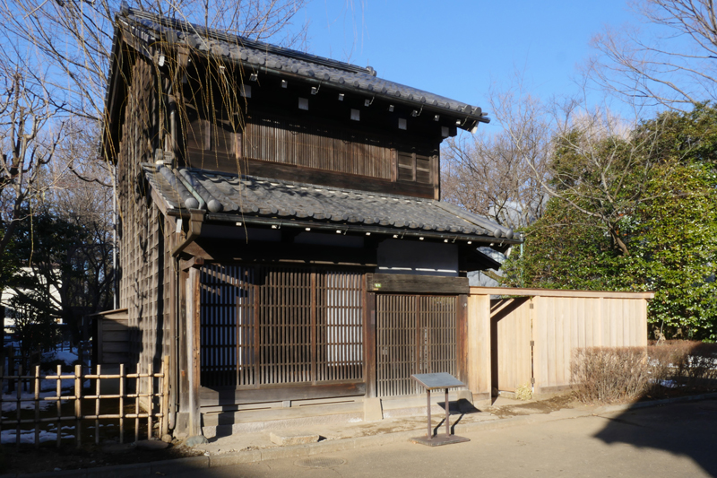 仕立屋(したてや)|江戸東京たてもの園 1879年(明治12) 文京区向丘一丁目 明治初期に現在の文京区向丘に建てられた〈出桁造り〉の町家です。 内部は大正期の仕立屋の仕事場を再現しています。