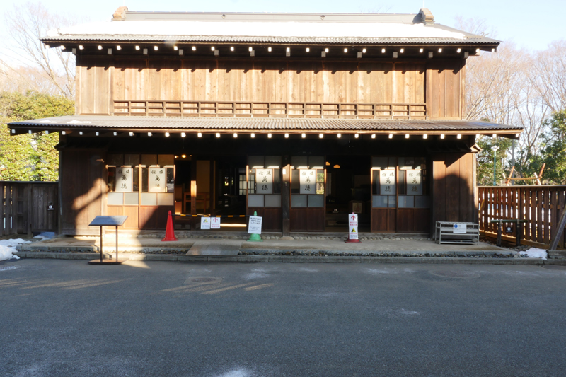万徳旅館(まんとくりょかん)|江戸東京たてもの園 江戸時代末期~明治時代初期 青梅市西分町 青梅市西分町の青梅街道沿いにあった旅館です。建物は創建当初に近い姿に、室内は旅館として営業していた1950年(昭和25)ころの様子を復元しています。
