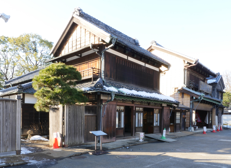 川野商店(和傘問屋)(かわのしょうてん) 1926年(大正15) 江戸川区南小岩八丁目 傘づくりが盛んであった江戸川区小岩に建てられた和傘問屋の建物です。内部は1930年(昭和5)ころの和傘問屋の店先の様子を再現しています。