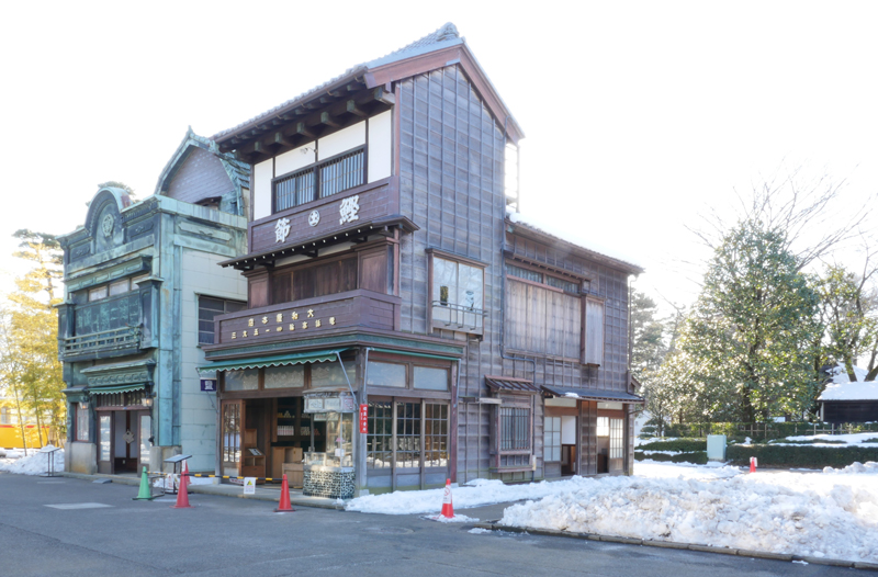 大和屋本店(乾物屋)(やまとやほんてん) 1928年(昭和3) 港区白金台4丁目 港区白金台に1928年(昭和3)に建てられた木造3階建ての商店です。3階の軒下を伝統的な〈出桁造り〉にする一方、間口に対して背が非常に高く、看板建築のようなプロポーションを持ったユニークな建物です。戦前の乾物屋の様子を再現しています。