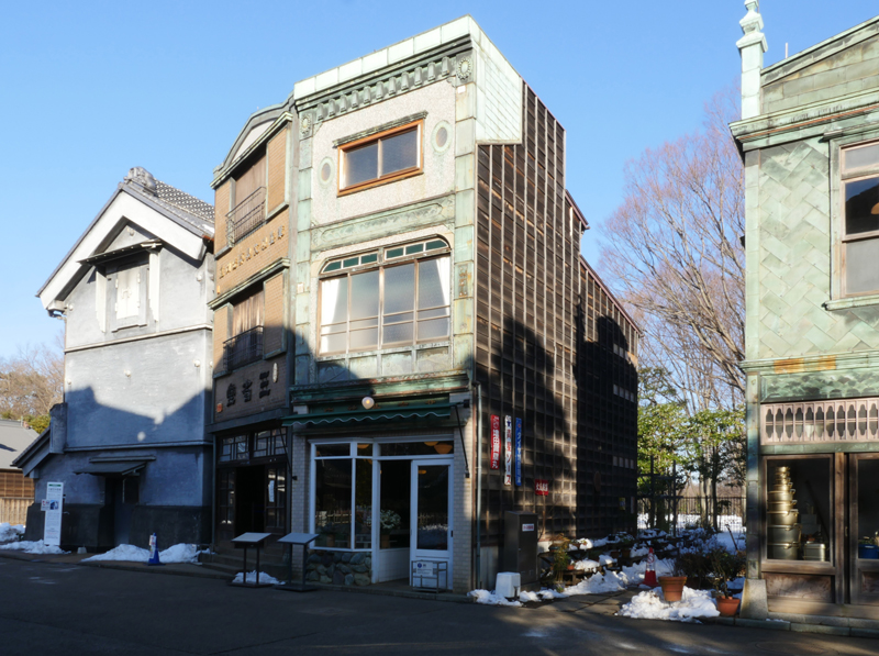 武居三省堂(文具店)(たけいさんしょうどう) 1927年(昭和2) 千代田区神田須田町一丁目 明治初期に創業した文具店です。当初は書道用品の卸をしていましたが、後に小売店に変わりました。 建物は震災後に建てられた〈看板建築〉で前面がタイル貼りになっていて屋根の形にも特徴があります。 花市生花店(はないちせいかてん) 1927年(昭和2) 千代田区神田淡路町一丁目 昭和初期に建てられた〈看板建築〉の花屋です。建物の前面は花屋らしくデザインされています。店内は昭和30年代の花屋を再現しています。