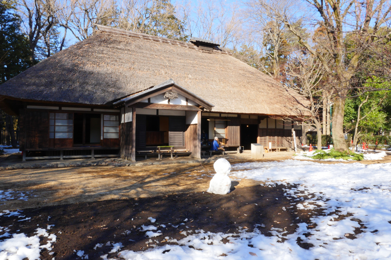 吉野家（農家）（よしのけ）｜江戸東京たてもの園 江戸時代後期 三鷹市野崎二丁目 江戸時代後期に建てられた民家です。吉野家は江戸時代に野崎村（現在の三鷹市野崎）の名主役を務めた家といわれ、式台付きの玄関や付け書院のある奥座敷に格式を見ることができます。