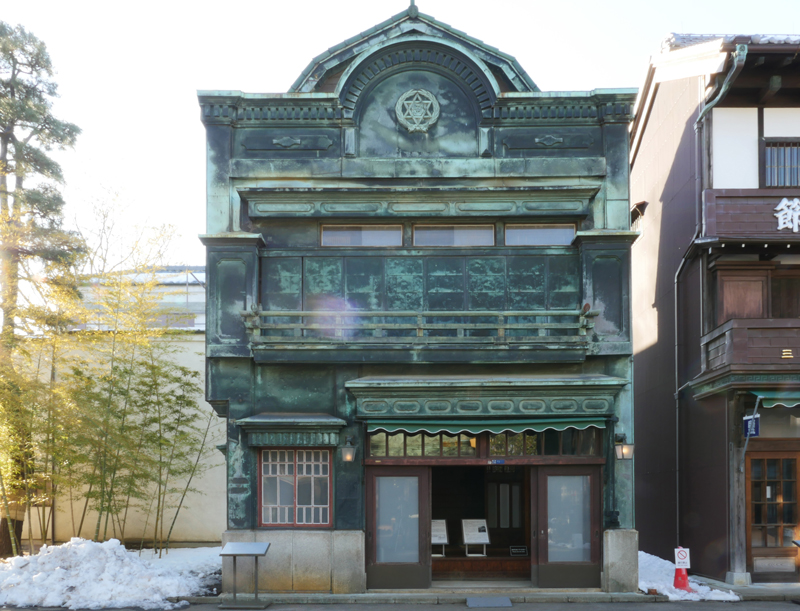 植村邸(うえむらてい) 1927年(昭和2) 中央区新富二丁目 建物の前面を銅版で覆ったその姿は、〈看板建築〉の特徴をよくあらわしています。 外観は、全体的に洋風にまとまっていますが、2階部分は和風のつくりとなっています。