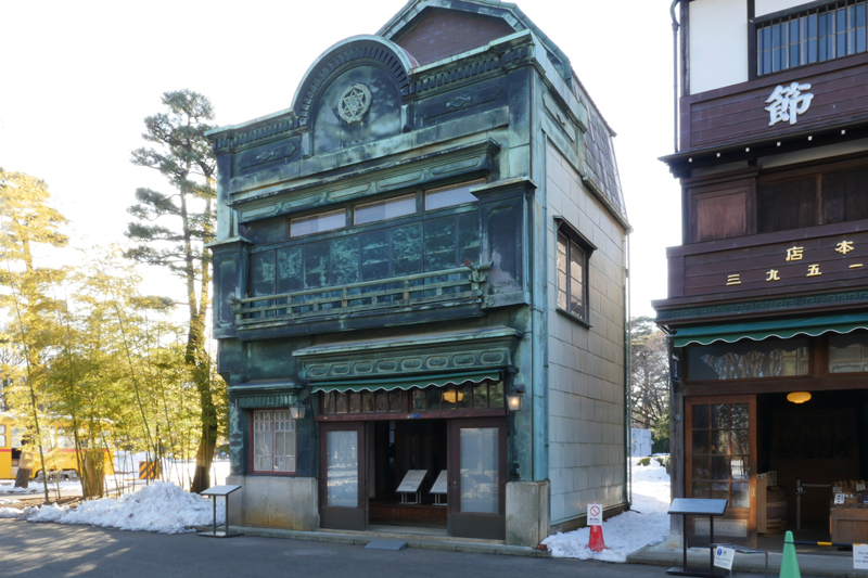 植村邸(うえむらてい) 1927年(昭和2) 中央区新富二丁目 建物の前面を銅版で覆ったその姿は、〈看板建築〉の特徴をよくあらわしています。 外観は、全体的に洋風にまとまっていますが、2階部分は和風のつくりとなっています。