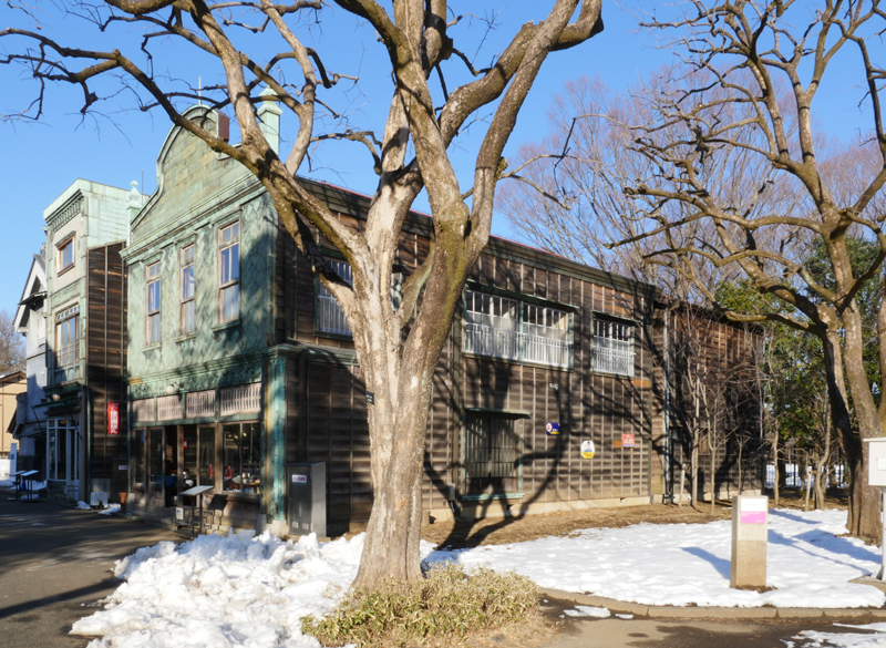 丸二商店(荒物屋)(まるにしょうてん) 昭和初期 千代田区神田神保町三丁目 昭和初期に建てられた荒物屋です。小さい銅板片を巧みに組み合わせて模様をかたち作り、建物の正面を飾っているのが特徴です。 店内は昭和10年代の様子を再現しています。裏手には長屋も移築し、それとともに路地の様子も再現しています。