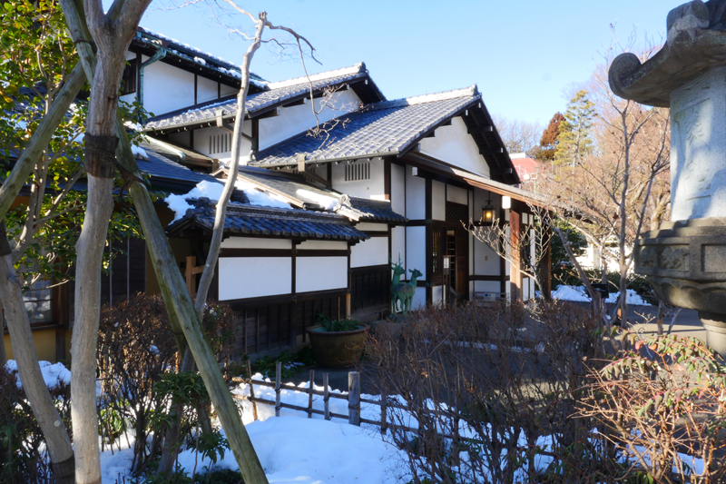 三井八郎右衞門邸（みついはちろうえもんてい）｜江戸東京たてもの園 主屋：1952年（昭和27）土蔵：1874年（明治7） 港区西麻布三丁目 港区西麻布に1952年（昭和27）に建てられた邸宅です。 客間と食堂部分は、1897年（明治30）頃京都に建てられ、戦後港区に移築されたものです。また、蔵は1874年（明治7）の建築当初の土蔵に復元しました。