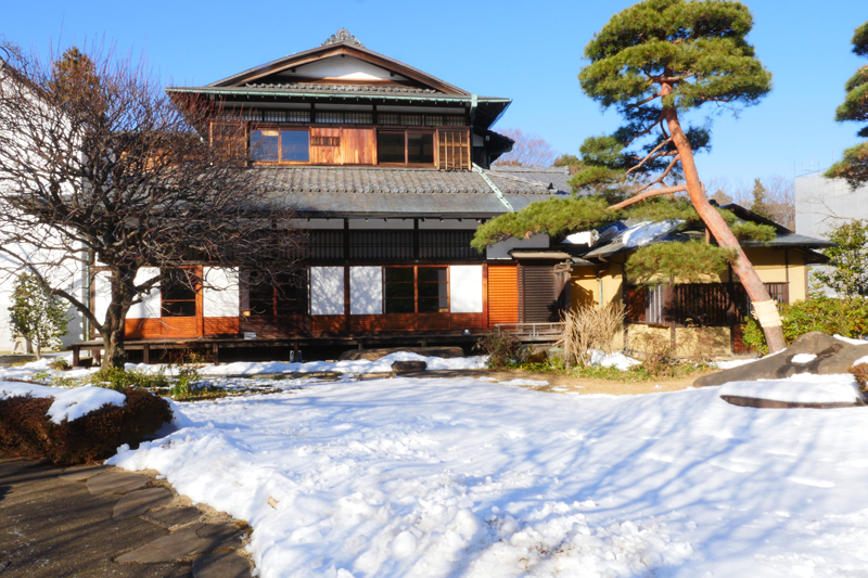 三井八郎右衞門邸（みついはちろうえもんてい）｜江戸東京たてもの園 主屋：1952年（昭和27）土蔵：1874年（明治7） 港区西麻布三丁目 港区西麻布に1952年（昭和27）に建てられた邸宅です。 客間と食堂部分は、1897年（明治30）頃京都に建てられ、戦後港区に移築されたものです。また、蔵は1874年（明治7）の建築当初の土蔵に復元しました。