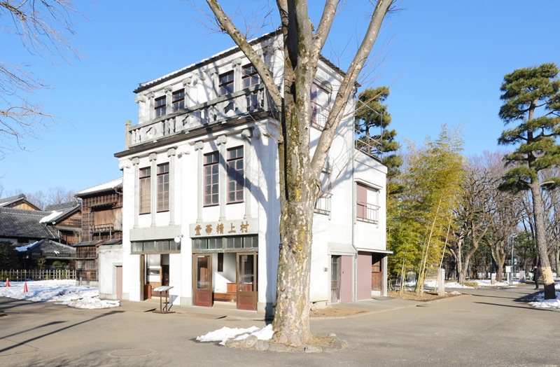 村上精華堂（むらかみせいかどう）｜江戸東京たてもの園 1928年（昭和3） 台東区池之端二丁目 台東区池之端の不忍通りに面して建っていた小間物屋（化粧品屋）です。 昭和前期には、化粧用のクリーム・椿油や香水等を作って、卸売りや小売りを行っていました。正面は人造石洗い出しで、イオニア式の柱を持ち、当時としてはとてもモダンな造りとなっています。