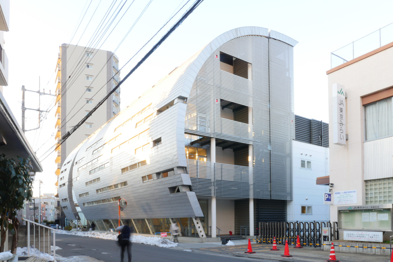 片岡直樹の建もの探訪｜清瀬けやきホール　金属板の外壁