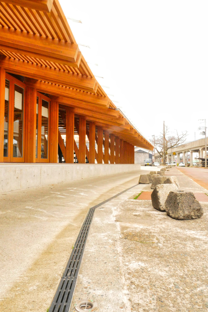 片岡直樹の建もの探訪｜まちなか交流広場ステージえんがわ腰掛けられる縁側