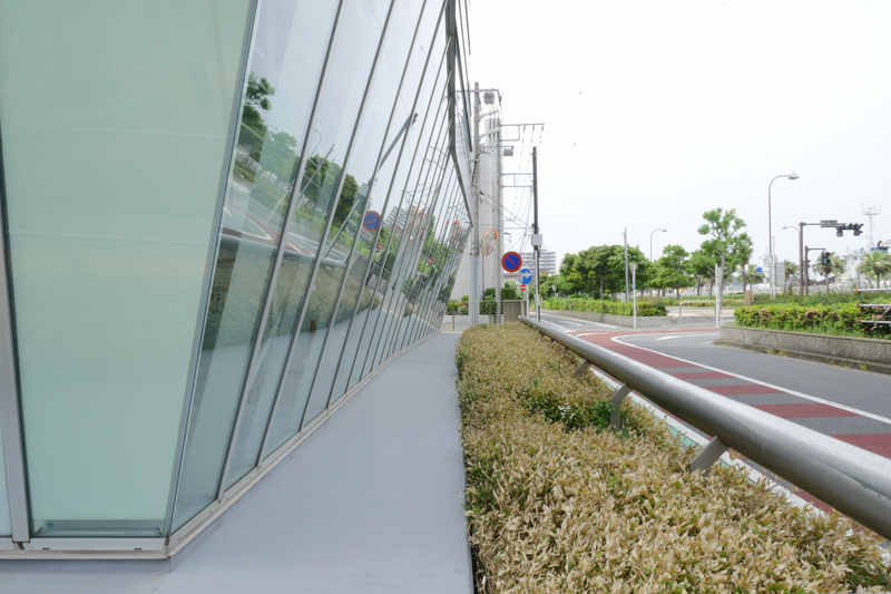 片岡直樹の建もの探訪｜横須賀市健康安全科学センターガラスカーテンウォール免震層