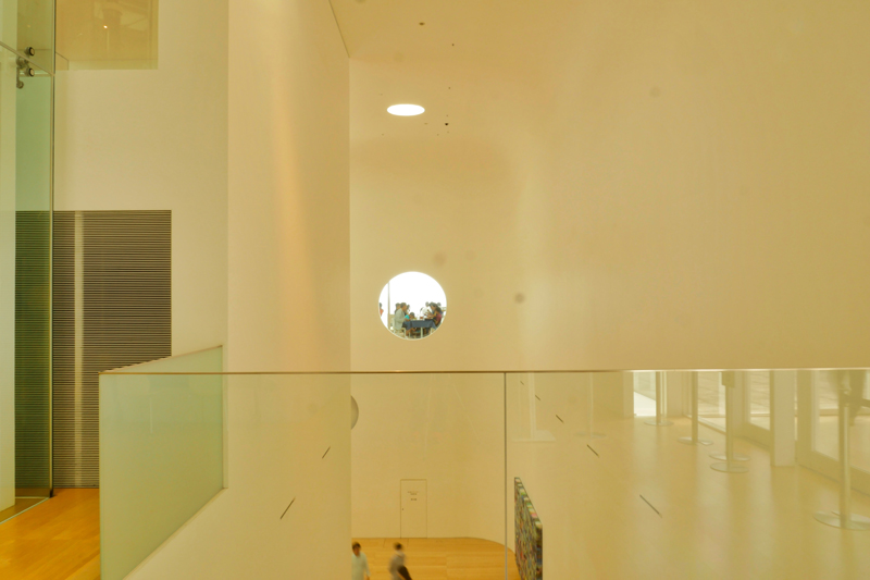 1階から地下階を見る　住宅/ビル/マンションのデザイン建築設計事務所をしている片岡直樹が向学のために名建築を訪ねるシリーズです。　今回は神奈川県横須賀市にあります。横須賀美術館を見学してきました。