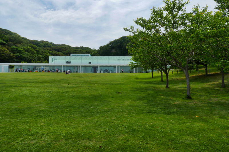 外観　住宅/ビル/マンションのデザイン建築設計事務所をしている片岡直樹が向学のために名建築を訪ねるシリーズです。　今回は神奈川県横須賀市にあります。横須賀美術館を見学してきました。