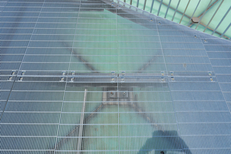 屋上広場グレーチング床ディテール　住宅/ビル/マンションのデザイン建築設計事務所をしている片岡直樹が向学のために名建築を訪ねるシリーズです。　今回は神奈川県横須賀市にあります。横須賀美術館を見学してきました。