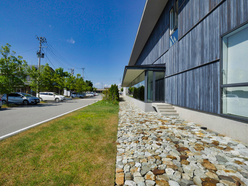 村山市総合文化センター 甑葉プラザ｜住宅/ビル/マンション設計者の建もの探訪　住宅/ビル/マンションのデザイン建築設計事務所をしている片岡直樹が向学のために名建築を訪ねるシリーズです。山形県村山市にあります高宮眞介先生+日総建による設計の村山市総合文化センター 甑葉プラザを見学してきました。職員の方の許可を頂き外観と内部撮影をさせて頂きました。新建築　2010年10月号に発表された作品です。