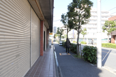 Before　ビフォー駅に向かう歩道からの眺め賃貸マンションと貸店舗　貸事務所の内外装大規模改修工事　1棟フルリノベーションの設計中です。 お施主様にご依頼いただいてからだいたい6か月経過しています。デザインや間取りなど打合せを行わせていただいております。外観デザインの打合せ３DCGパースです。2回ほどコストダウンを考慮既製品を流用したデザインとするなどの大きなデザイン変更がありました。今回の打合せでさらに大きな方針変更があり今回のイメージCGパースとは大きくイメージを変えるデザイン方針でお施主様より合意いただいたデザイン方針が定まりました。設計に反映する作業をしております。 賃貸マンションの空室対策でフルリノベーションをお考えのマンションオーナー様のご参考になれば幸いです。