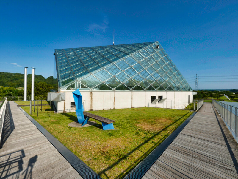 住宅/ビル/マンションのデザイン建築設計事務所をしている片岡直樹が向学のために名建築を訪ねるシリーズです。栃木県湯津上村(現・大田原市）にあります古市徹雄都市建築研究所・佐藤総合計画特定設計業務共同企業体による設計の栃木県那須郡那珂川町を見学してきました。職員の方の許可を頂き外観と一部の内部撮影をさせて頂きました。新建築 2001年9月号に発表された作品です。